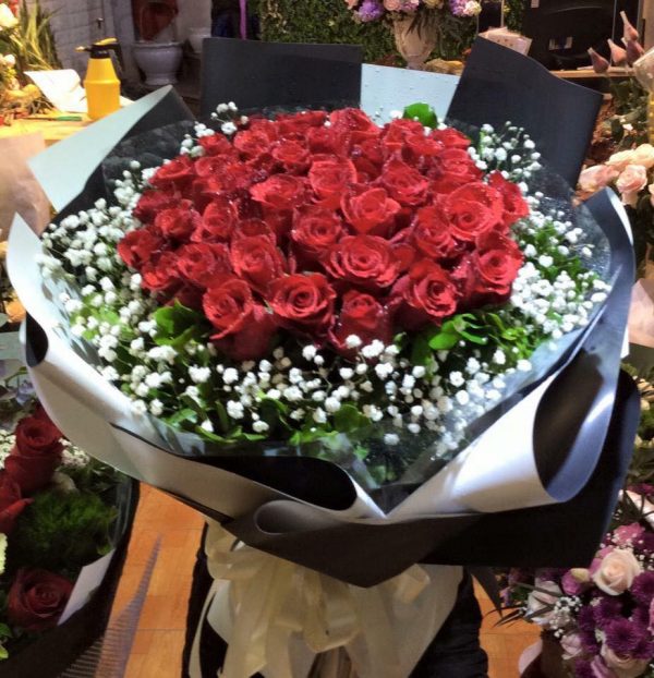 bó hoa hồng đỏ lãng mạn đơn giản