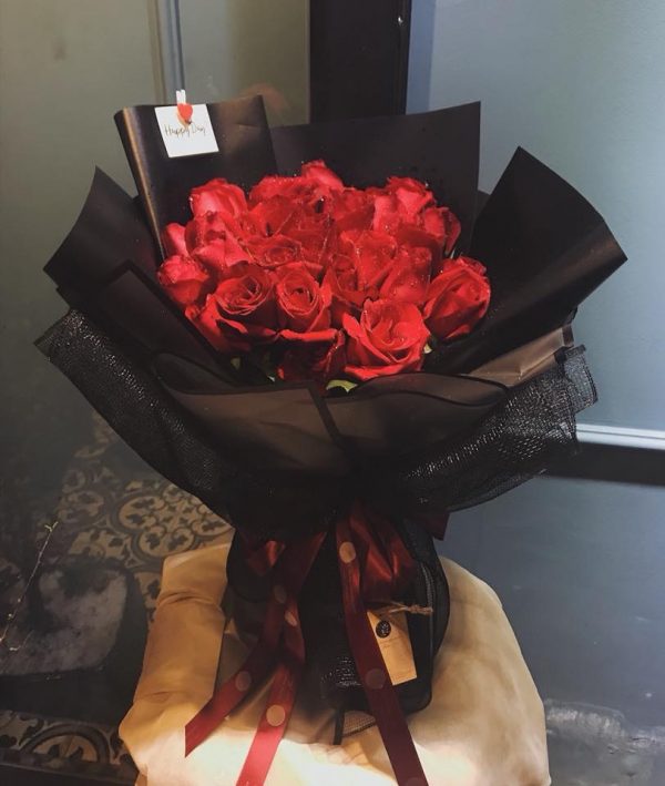 bó hoa hồng đỏ nghệ thuật lãng mạn